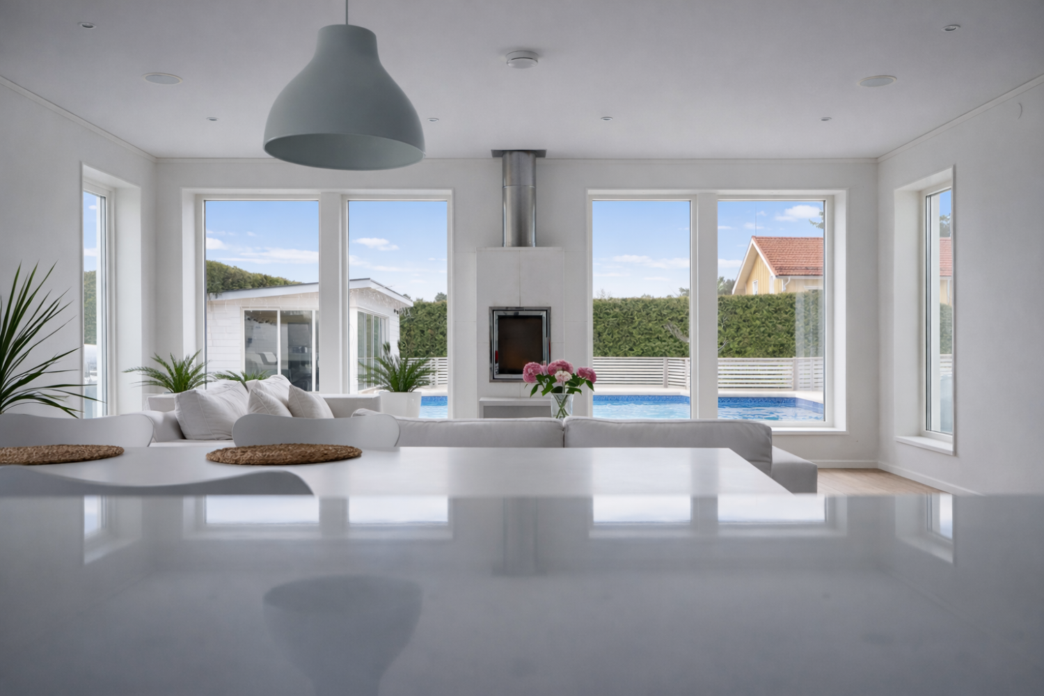 Fönster med ny karm monterade i bostad i Dalarna