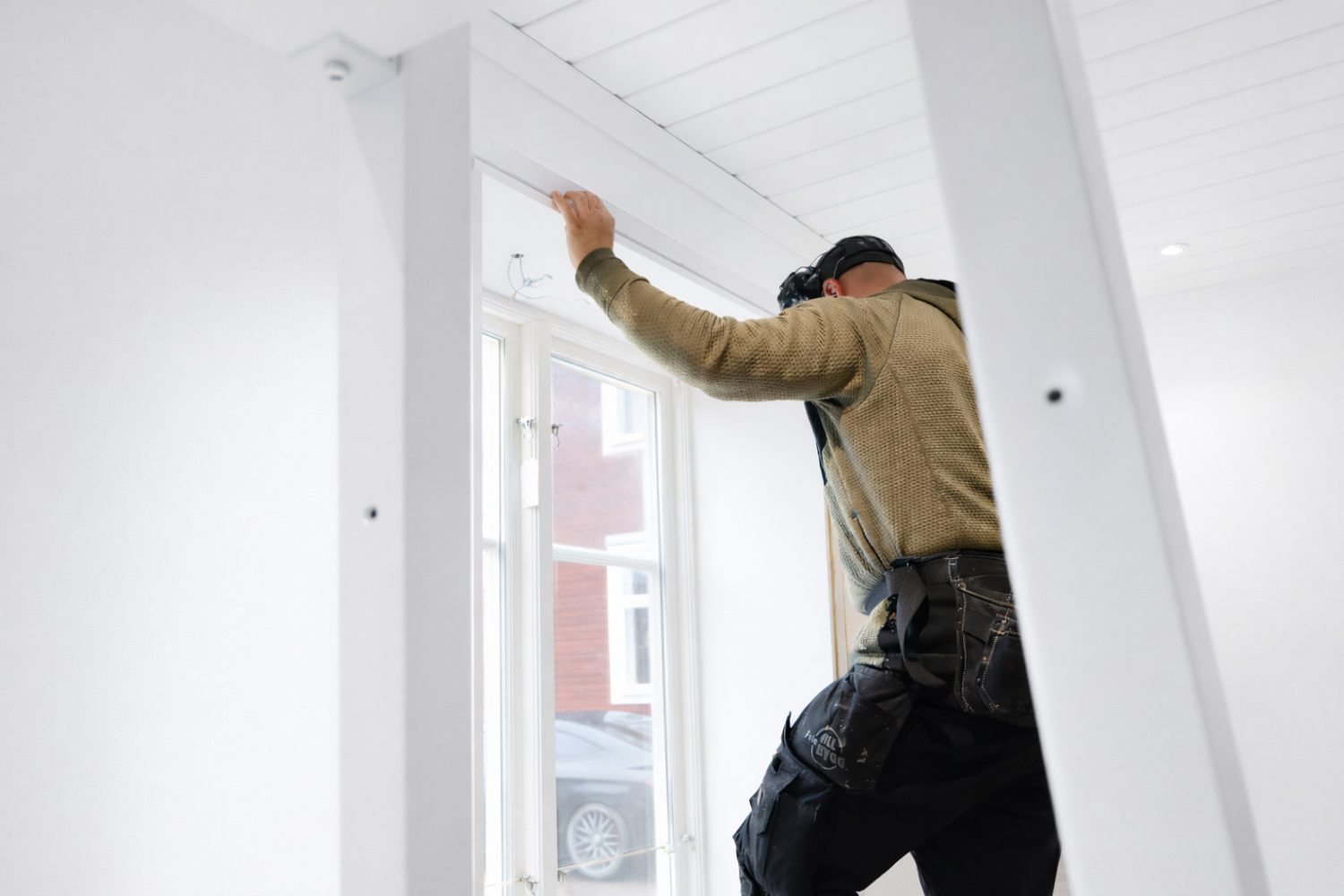 Fönsterinstallation i villa med snickare och verktyg i Falun