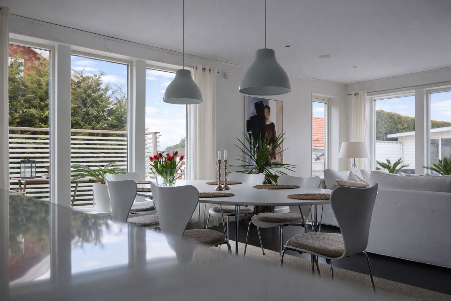 Fönsterinstallation i villa med snickare och verktyg i Falun